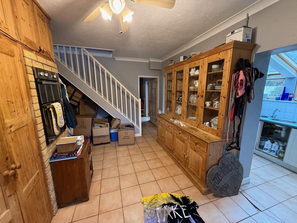 Lot: 128 - DETACHED CHALET-STYLE HOME WITH STRUCTURAL MOVEMENT ON A PLOT OF 0.17 ACRE - The hallway